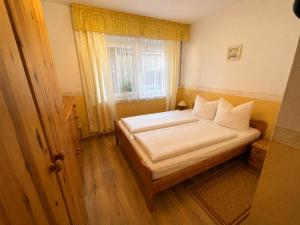 a small bedroom with a bed and a window at 10 Ferienwohnung Anders Fewo 1 in Burg auf Fehmarn