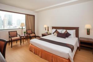 Un pat sau paturi într-o cameră la Ramada by Wyndham D MA Bangkok