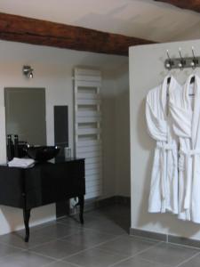 Courthézon的住宿－馬斯杜皮伊特住宿加早餐旅館，一间带水槽、镜子和钢琴的浴室