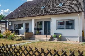 a white house with a brown roof at Ferienwohnung Dorfliebe in Gerolfingen