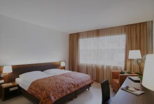 a hotel room with a bed and a window at Hotel Die Zeit in Sankt Veit an der Glan