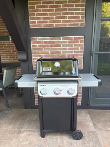 a grill sitting in front of a brick building at Lake House Ternsche in Selm
