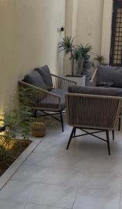 a living room with two chairs and a couch at شقة الراحة والفخامة in Khamis Mushayt
