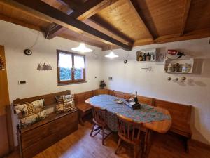 a kitchen with a table and chairs in a room at Baita al sole in Faida