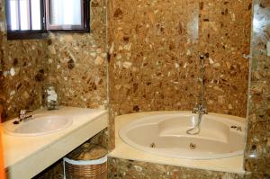 een badkamer met een bad en een wastafel bij Villa La Concha in Playa Honda +33 foto's