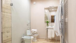 a bathroom with a toilet and a sink at VILLA LA MONARCA 16, Emma Villas in Torrita di Siena