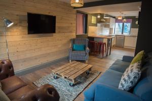 a living room with a couch and a table at Bronze Room with Shared Bathroom, Leeds City Centre - Mary Morris For Students and Young Professionals in Leeds +9 photos
