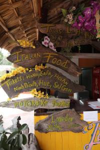 eine Gruppe von Zeichen, die in verschiedene Richtungen zeigen in der Unterkunft Cat Ba Mountain View Homestay in Cát Bà