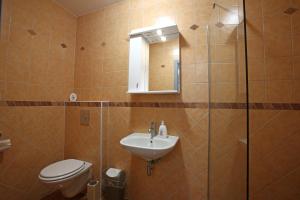 Koupelna v ubytování Gostilna in prenočišča Gedžo + 22 fotografií