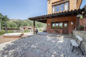 a backyard with a patio and a house at Nuestro Antiguo Pajar in Solsona