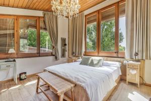 a bedroom with a large bed and windows at Nuestro Antiguo Pajar in Solsona