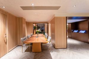 a conference room with a long table and chairs at Orange Hotel Hangzhou Joy City in Hangzhou