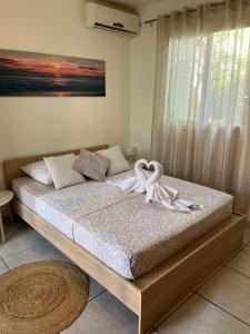 a bed with white towels on it in a bedroom at lagon studio ermitage in Saint-Paul