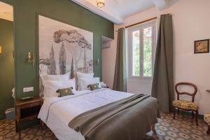 a bedroom with a large bed and a window at L'Ecrin des Corbières in Treilles