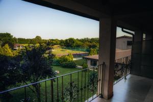 ein Balkon mit Blick auf einen Hof in der Unterkunft Lazoo Experience in Pitaru