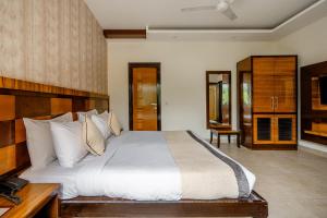 a bedroom with a large bed in a room at Royal Residency 610 Golf View in Gurgaon