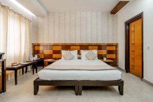 a bedroom with a large bed in a room at Royal Residency 610 Golf View in Gurgaon