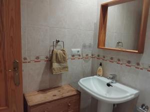 a bathroom with a sink and a mirror at EDIFICIO SANTA GEMA 2k in La Cala de Mijas