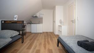 a small room with two beds and a kitchen at Cesar Apartments in Wathlingen