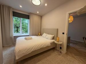 a bedroom with a bed and a large window at Jakobsoni 15 Apartmendid in Viljandi