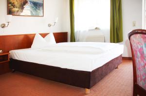 Кровать или кровати в номере Hotel Ziegenkrug Rostocker Tor