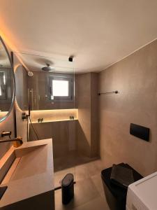 a bathroom with a sink and a toilet and a tub at City Vibes Corinth in Korinthos +11 photos