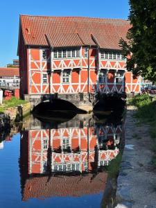 a red building with a bridge over a river at Dat Kleenood in Wismar