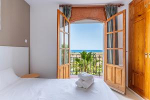a bedroom with a bed with a view of the ocean at BF Rooms Garrucha in Garrucha
