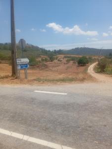 a street sign on the side of a road at O cantinho d'abelheira in Falgueiras