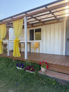awning over a deck with a table and chairs at Qurmety camp in Kurmenty