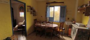 a dining room with a table and chairs and a mirror at Casa Diafa in Órgiva