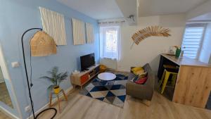 a living room with a couch and a table at Le Phoenix in Bourgoin