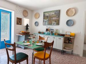 a kitchen with a table and chairs and a counter at ARTEAMARE in Vignanotica in Mattinata