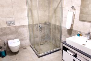 a bathroom with a shower and a toilet and a sink at zoom hotels in Eskiömerler