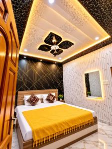 a bedroom with a bed with a ceiling at Lakshman Guest House Ayodhya in Jāmb
