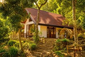 a house in the woods with stairs in front of it at Sunrise Mount View in Ella