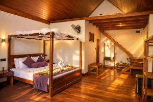 a bedroom with a bunk bed in a room at Sunrise Mount View in Ella