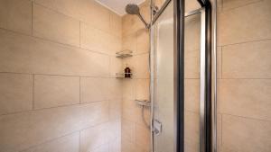 a shower with a glass door in a bathroom at Wohnung für 4 Personen, 2 Schlafzimmer, Küche, Wlan in Großostheim