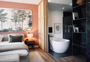 a bedroom with a bed and a bath tub at Quinta da Boa Esperança in Torres Vedras