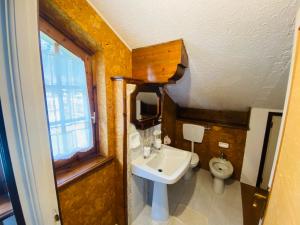 a bathroom with a sink and a toilet at Villa i 2 Pini in Pila