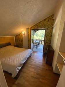 a bedroom with a bed and a balcony with a table at Villa i 2 Pini in Pila