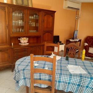 a dining room with a table and wooden cabinets at Rejiche in Rejiche