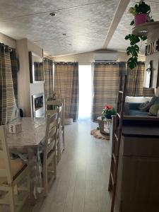 a kitchen and dining room with a table and chairs at Mon nid douillet in Valras-Plage