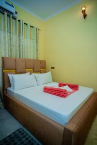 Pristine Homes Moshi Kilimanjaro Views tesisinde bir odada yatak veya yataklar
