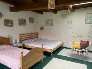 a bedroom with two beds and a swing at Jégmadár Festőporta in Somogyfajsz