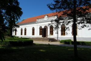 a large white building with a red roof at Jégmadár Festőporta in Somogyfajsz