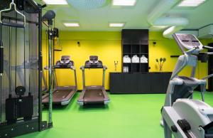 a gym with two treadmills and a treadmill at Thon Hotel Terminus in Oslo