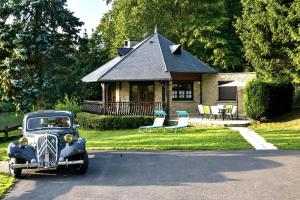 an old car parked in front of a house at Le coin de paradis in Bouvellemont