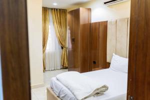 a bedroom with a bed and a window at Savannah Suites in Gwarinpa