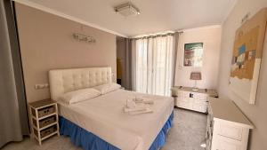 a bedroom with a bed with two plates on it at Pasión Junto al mar in Calpe